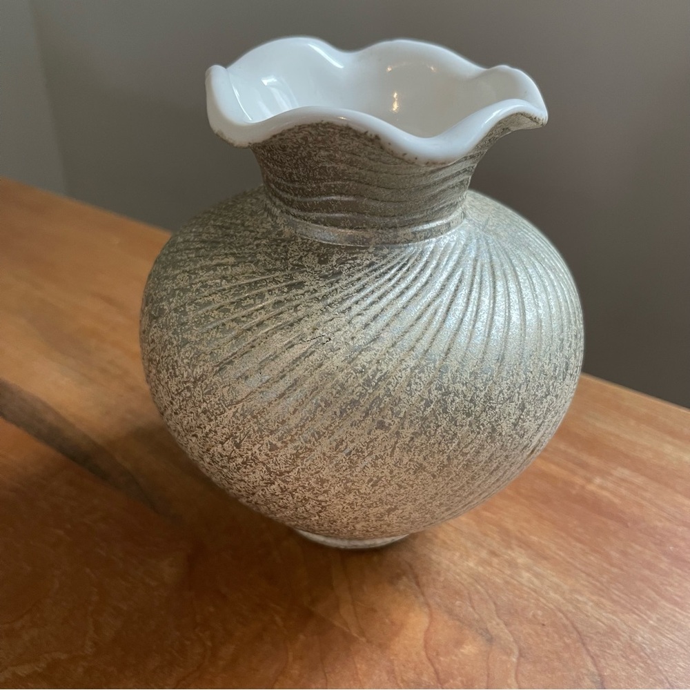 Vintage Shawnee Pottery Round 6" Vase Cream Gold Swirl Speckle Ruffle MCM 1409 - Picture 2 of 6